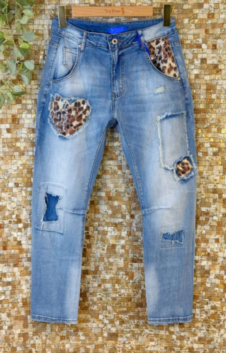 Ljusblå jeans med stretch och ett leopardmönstrat hjärta – trendig detalj för en djärv look.