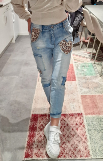 Ljusblå jeans med stretch och ett leopardmönstrat hjärta – trendig detalj för en djärv look.