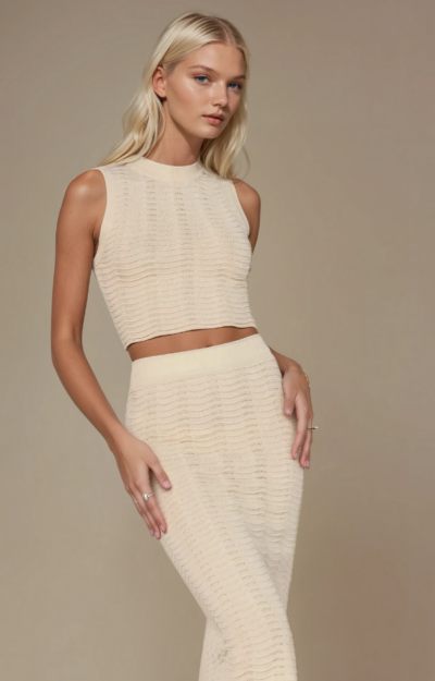 Beige stickat set med topp och kjol – smickrande passform, stretchigt material i viskosmix. Modellen är 172 cm och bär storlek S–M.