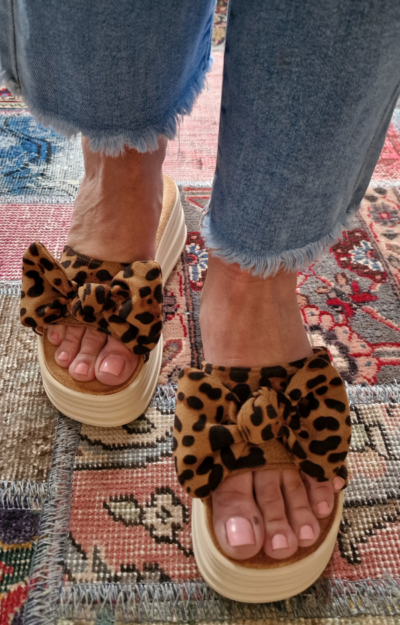 Supersöta sandaler med leopardprint, platåsula, flossig sula och gulliga rosetter, perfekta för sommaren.