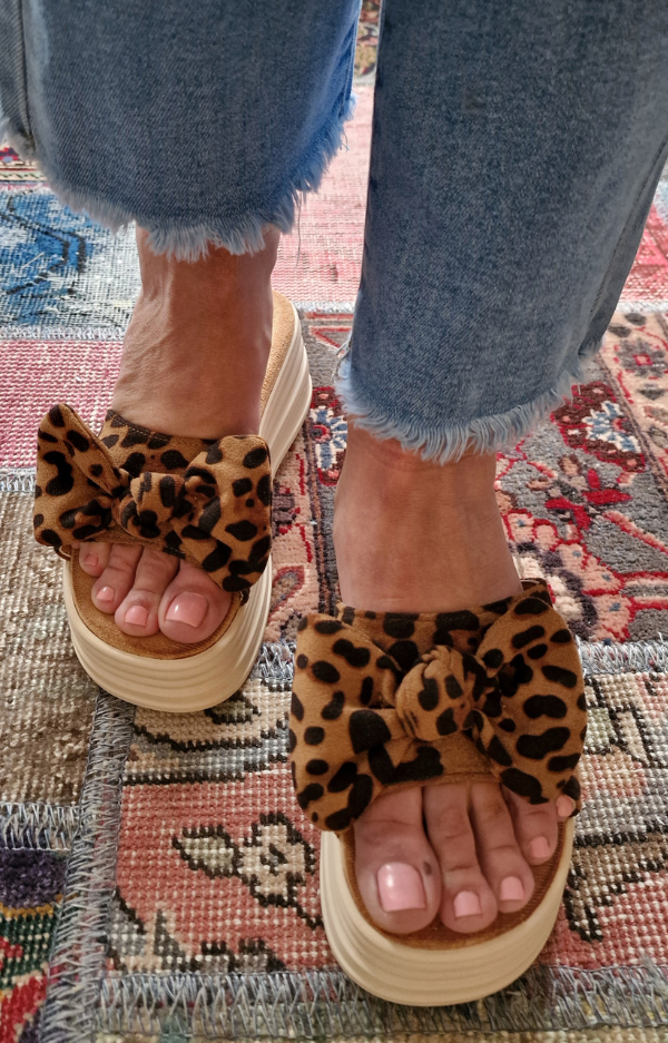 Supersöta sandaler med leopardprint, platåsula, flossig sula och gulliga rosetter, perfekta för sommaren.