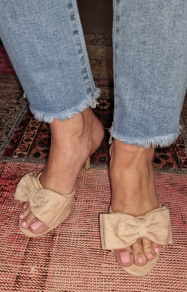 Beige mules med rosett och bekväm klackhöjd på 9 cm, perfekt för att ge din outfit det lilla extra.