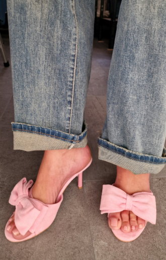 Rosa mules med rosett och bekväm 9 cm klackhöjd – en perfekt detalj för att förhöja din outfit med stil och komfort.