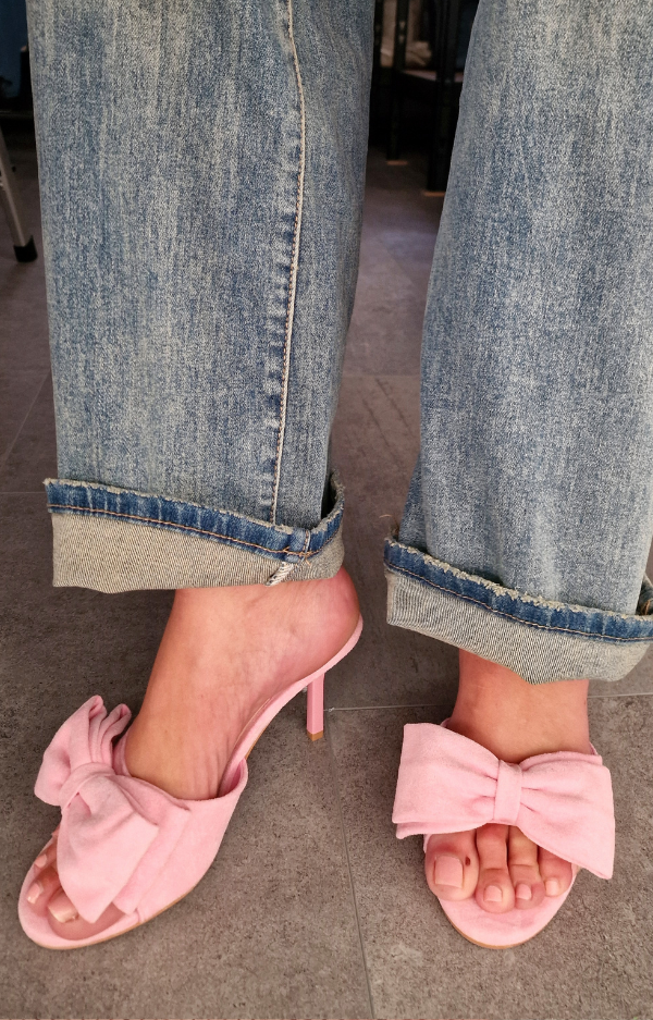 Rosa mules med rosett och bekväm 9 cm klackhöjd – en perfekt detalj för att förhöja din outfit med stil och komfort.