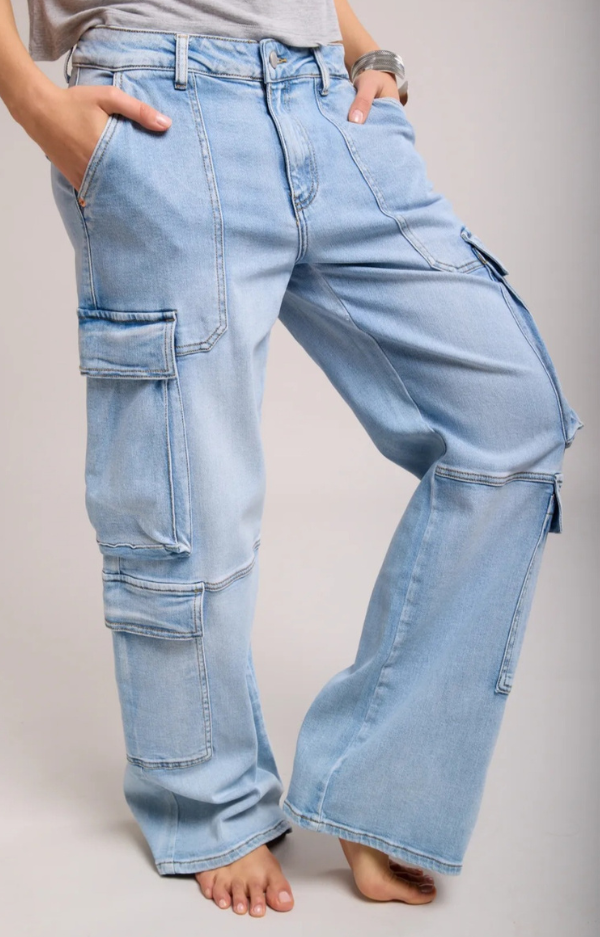 Trendiga oversize jeans i cargo-design med fickor på sidorna, sköna denim med stretch.