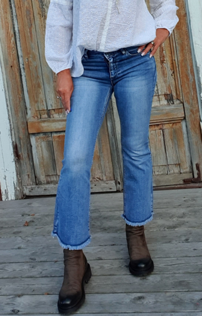 Croppade jeans med ustvängd siluett. Skön stretch.