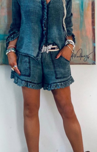 Navy/mörkblå shorts i krinklad bomull med spetskant och fickor från Love Forever.