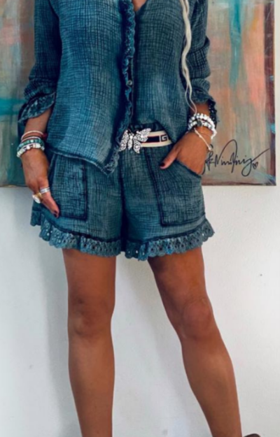 Navy/mörkblå shorts i krinklad bomull med spetskant och fickor från Love Forever.