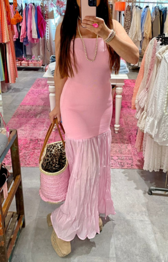 Rosa klänning med stickad överdel och transparent kjol, modellen är 163 cm och bär S–M – Love Forever.