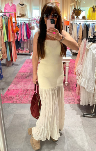 Beige klänning med stickad överdel och transparent kjol, modellen är 163 cm och bär S–M – Love Forever.