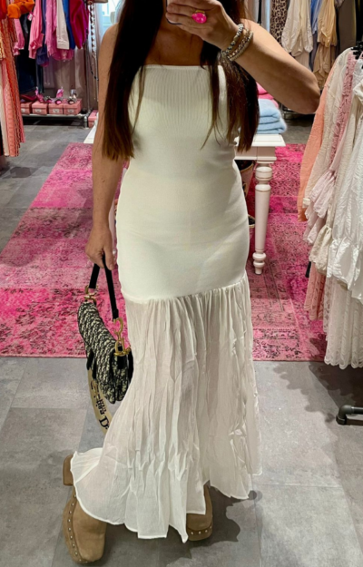 Vit klänning med stickad överdel och transparent kjol, modellen är 163 cm lång och bär storlek S–M – Love Forever.