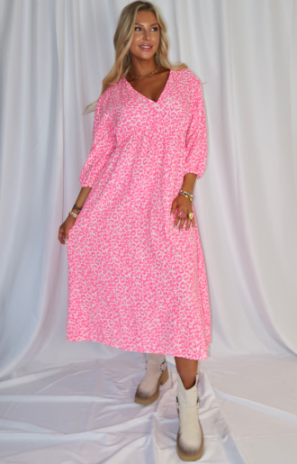 Vit sommarklänning i 100% krinklad bomull med rosa leopardprint och smickrande resår under bysten – passar storlek XS till L