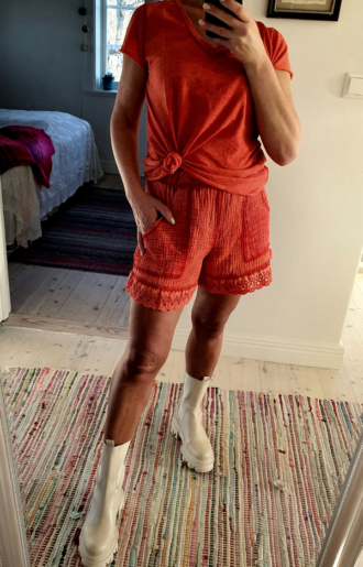 Röda shorts i krinklad bomull med bohemisk spets och fickor från Love Forever.