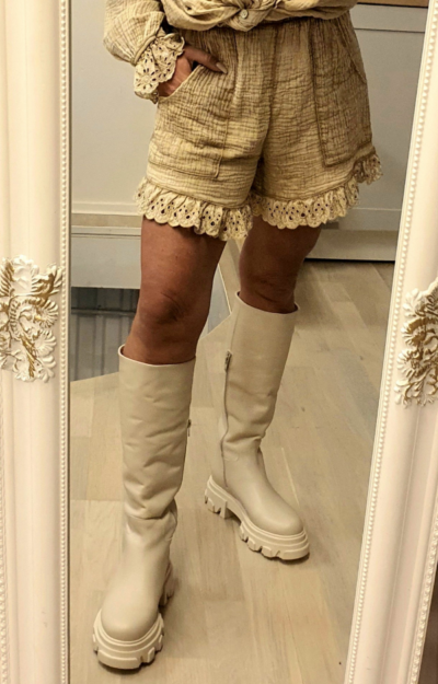 Camel-färgade bomullsshorts med bohemisk spetskant och fickor. Strykfria, sköna och trendiga – perfekta för sommar och semester. Finns hos Love Forever.