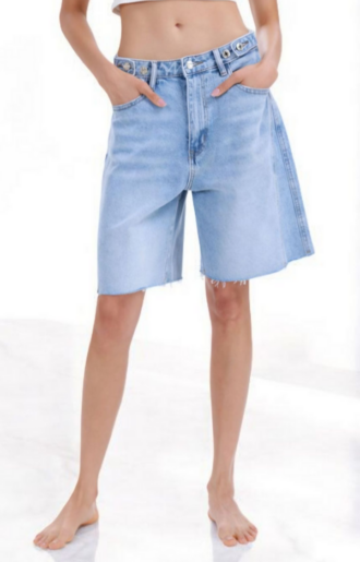 Supercoola baggy jeansshorts i stretchigt denim med rå kant och knäppen i sidorna. Bekväma och trendiga. Normala i storlek. Modellen bär S, 172 cm.