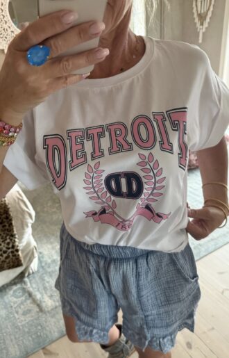 Vit DETROIT T-shirt med rosa tryck – One size, modern passform, perfekt för avslappnad och urban stil