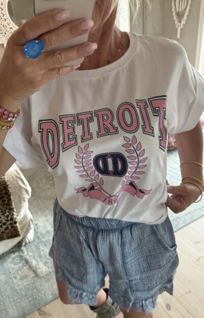 Vit DETROIT T-shirt med rosa tryck – One size, modern passform, perfekt för avslappnad och urban stil