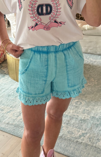 Turquoise bomullsshorts med bohemisk spetskant – 100% krinklad bomull, normal passform och praktiska fickor