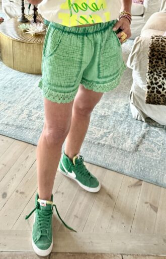 Gröna bomullsshorts med bohemisk spetskant – 100% krinklad bomull, normal passform och praktiska fickor