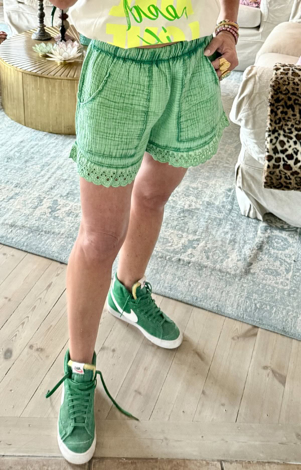 Gröna bomullsshorts med bohemisk spetskant – 100% krinklad bomull, normal passform och praktiska fickor