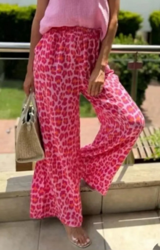 Byxor i rosa och cerise leopardmönster i 100% bomull. Fotade på modell (174 cm) i storlek S. Trendig och luftig sommarlook.