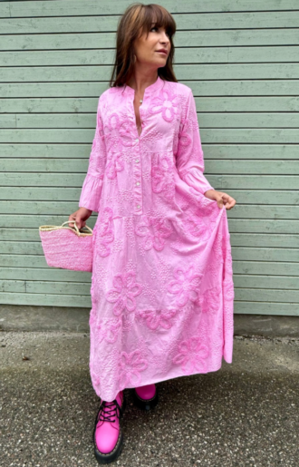 Nätt sommarklänning i babyrosa bomull med brodyr framtill, knappdetaljer och volangärmar – one size, passar XS–XL