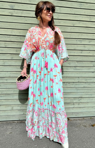 Boho-klänning i romantisk stil med broderier, tofsar och fickor – justerbar passform med knytband bak. One size som passar S till XL.