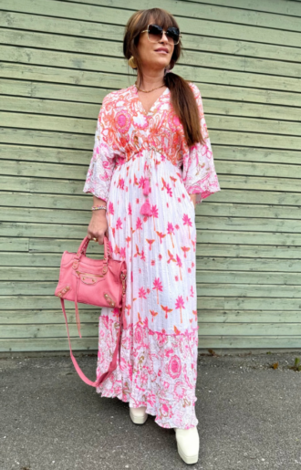 Vit boho-klänning med färgglada broderier, tofsar och justerbar knytning i ryggen. Fastsydd underkjol, resår under bysten och fickor. One size, S–XL.