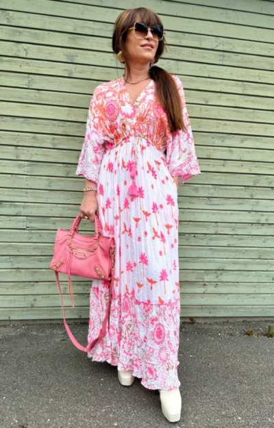 Vit boho-klänning med färgglada broderier, tofsar och justerbar knytning i ryggen. Fastsydd underkjol, resår under bysten och fickor. One size, S–XL.