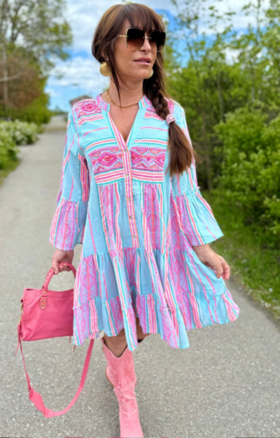 Tunika eller kort klänning i rosa och turkos med pärlbroderi på bysten. 100% bomull, one size för XS till L. Perfekt för strand, stad och sommarfest.