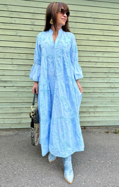 Lång sommarklänning i vit bomull med broderier, knappknäppning och volangärm. One size. Modellen är 163 cm och bär klackar, ser ut att vara ca 170 cm lång.