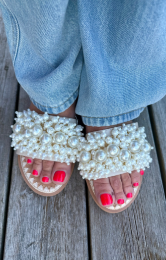 Beige slipperssandaler med dekorativa beige pärlor och zigzagbroderier – eleganta sommarskor som passar till både vardags- och festkläder.