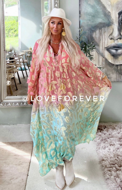 Kaftan i coral-rosa och mintgrön, med print i guld.