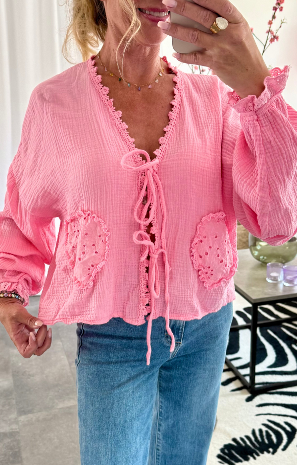 Rosa bohemisk blus med spets och rosettknytning framtill, i krinklad bomull – Love Forever sommarstil.
