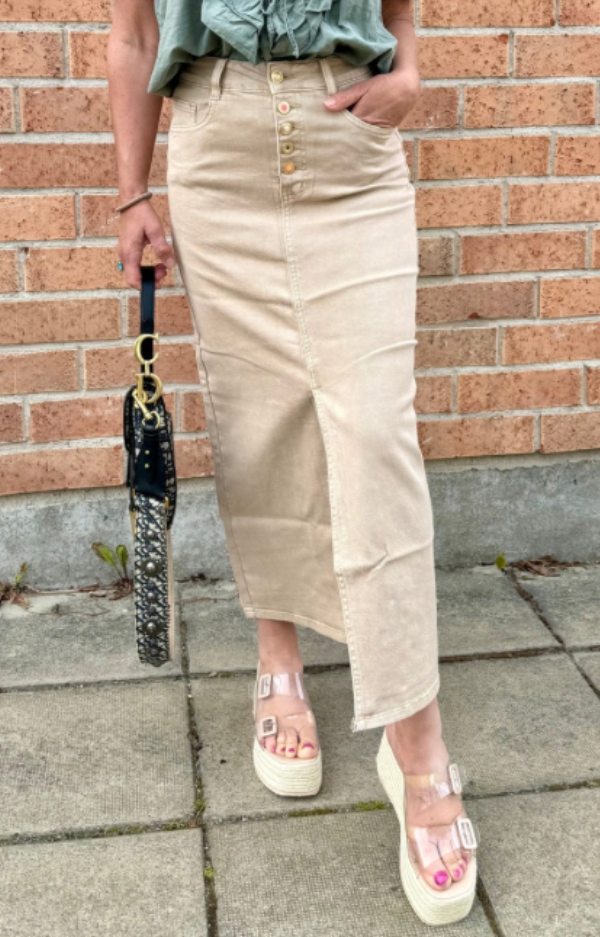 Beige jeanskjol med slits, fickor och olika knappar – stretchig och normal i storlek, modellen bär XS