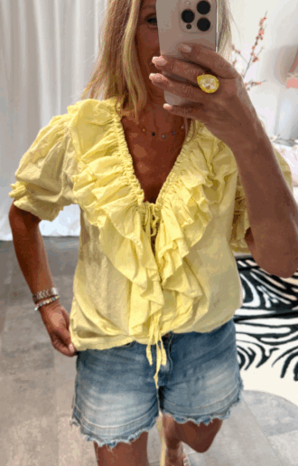 Blus i citrongul bomull med puffärm, volanger och knytning – somrig boho från Love Forever
