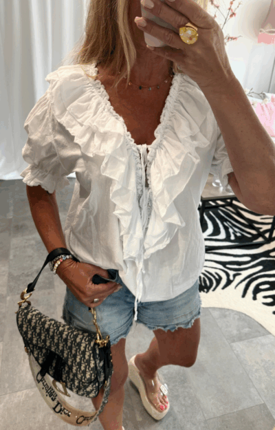 Vit blus i bomull med volanger, puffärmar och knytband – boho chic sommarstil från Love Forever