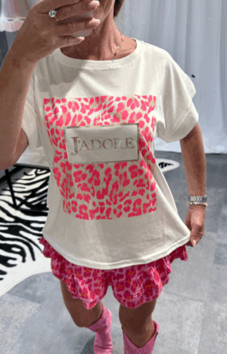 Vit tshirt i bomullselastan med Jadore i guld och rosa leo framtill.