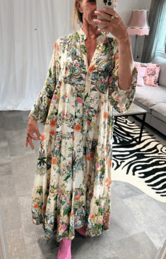 Klänning i 100% viskos med beige botten och blommönster – luftig modell med volangärmar, vidd i kjolen och bohemisk stil, passar S till XL.