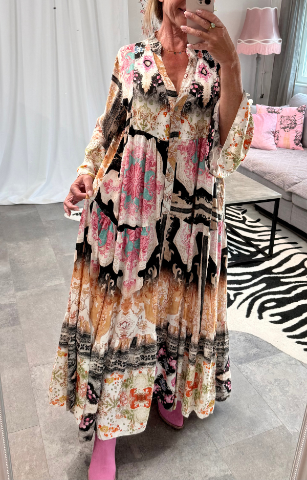 Klänning i svart med rosa blommor – volanger och vidd i kjolen, boho-stil från Love Forever