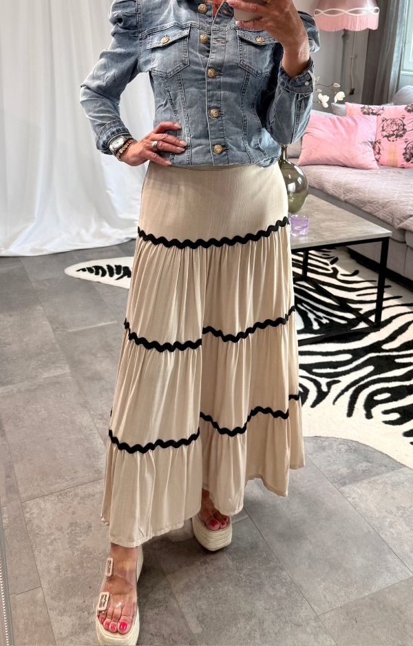 Beige kjol i viskos med volanger och svarta zigzagband, boho-stil från Love Forever