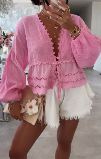 Rosa sommarblus i krinklad bomull med spetskant nedtill och knytband framtill – luftig, romantisk och strykfri. One size XS–L.