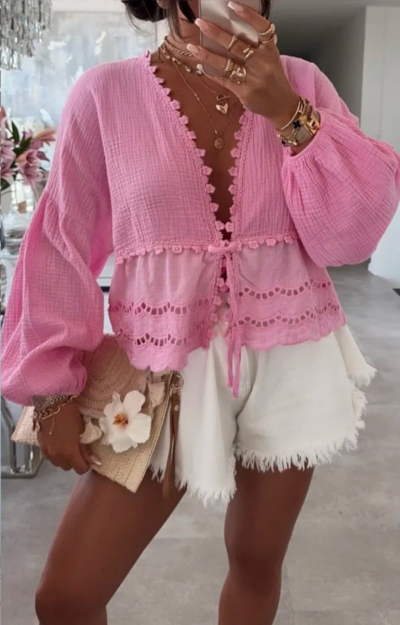 Rosa sommarblus i krinklad bomull med spetskant nedtill och knytband framtill – luftig, romantisk och strykfri. One size XS–L.