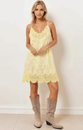 Sommarklänning i pastellgul bomull med spets, boho chic stil – Love Forever
