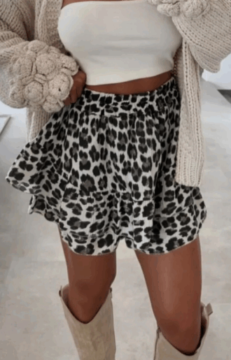 Beige leopardmönstrade skorts i krinklad bomull – kombination av shorts och kjol med djurmönster i en mjuk, strykfri kvalitet.