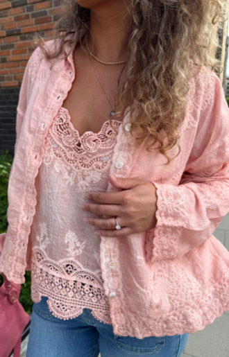 Puderrosa bomullsblus med broderier och knäppning – kan bäras öppen eller stängd, passar XS–XL