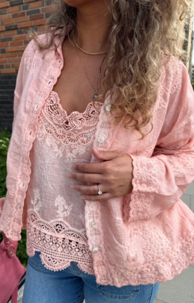 Puderrosa bomullsblus med broderier och knäppning – kan bäras öppen eller stängd, passar XS–XL