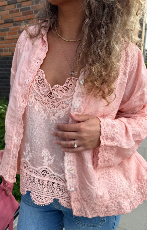 Puderrosa bomullsblus med broderier och knäppning – kan bäras öppen eller stängd, passar XS–XL