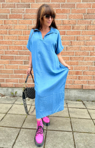 Lång klänning i supermjuk tencel med klassisk krage och kort ärm – somrig modell från Love Forever, stylad med sneakers. One size.