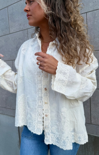 Beige bomullsblus med broderier och knäppning – kan bäras öppen med spetstopp eller stängd som blus, passar XS–XL
